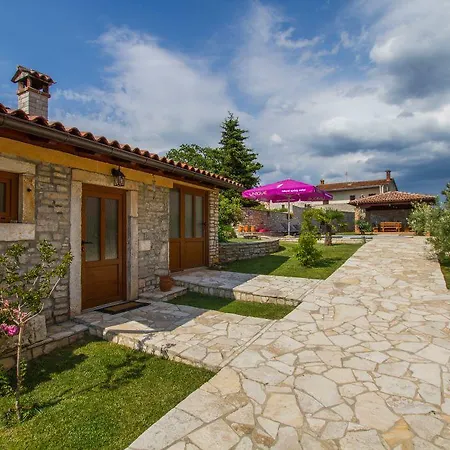 Roy Villa